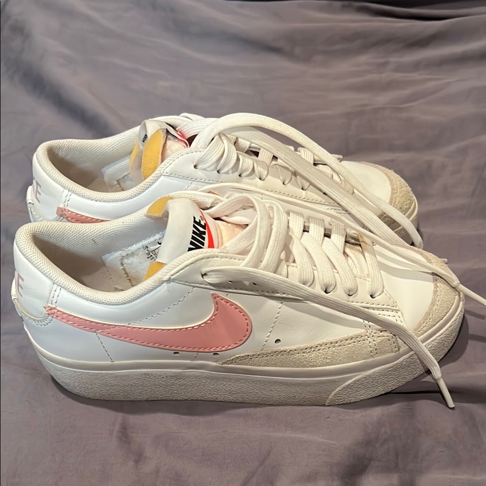Nike Women’s Sneakers - White/Pink - Size 5
